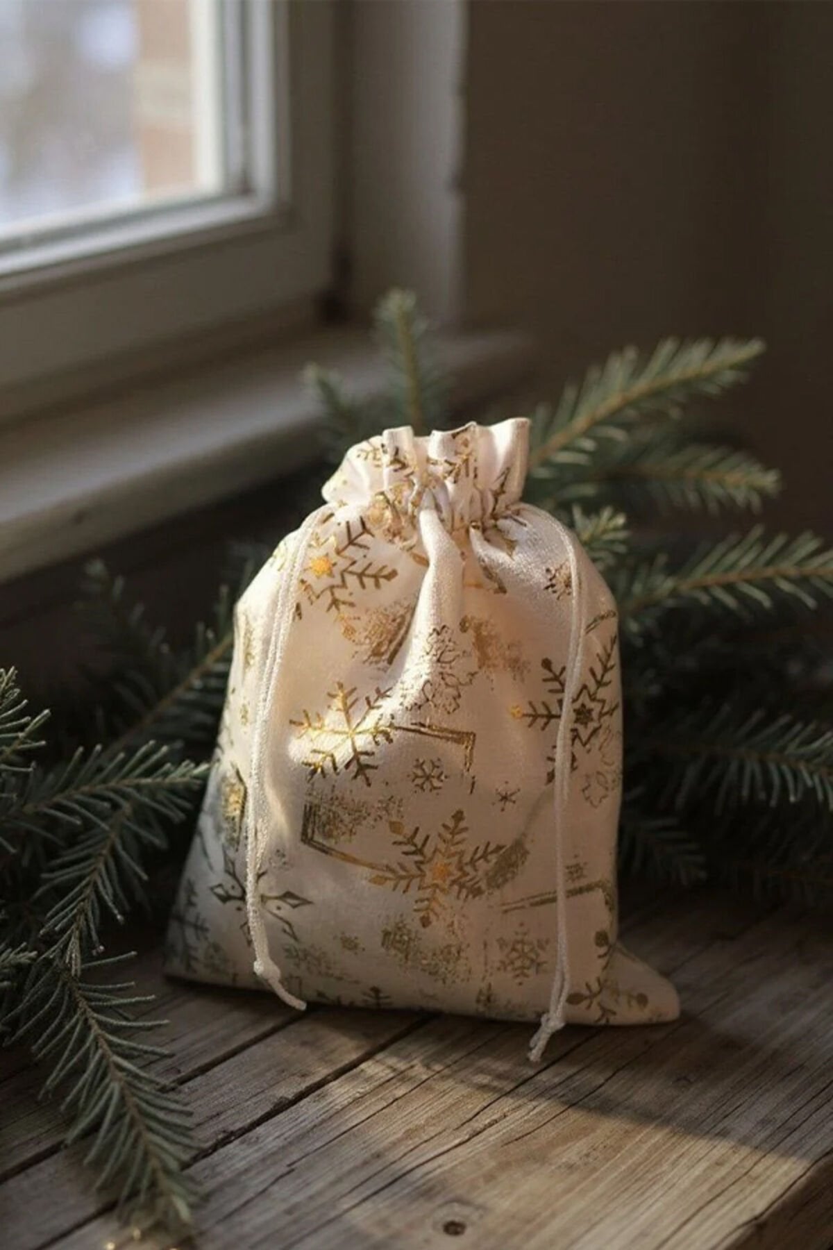 Küçük Boy Beyaz Altın Varaklı Kumaş Hediye Kesesi - 1 ADET - 13x18 cm – Yılbaşı Hediye Torbası