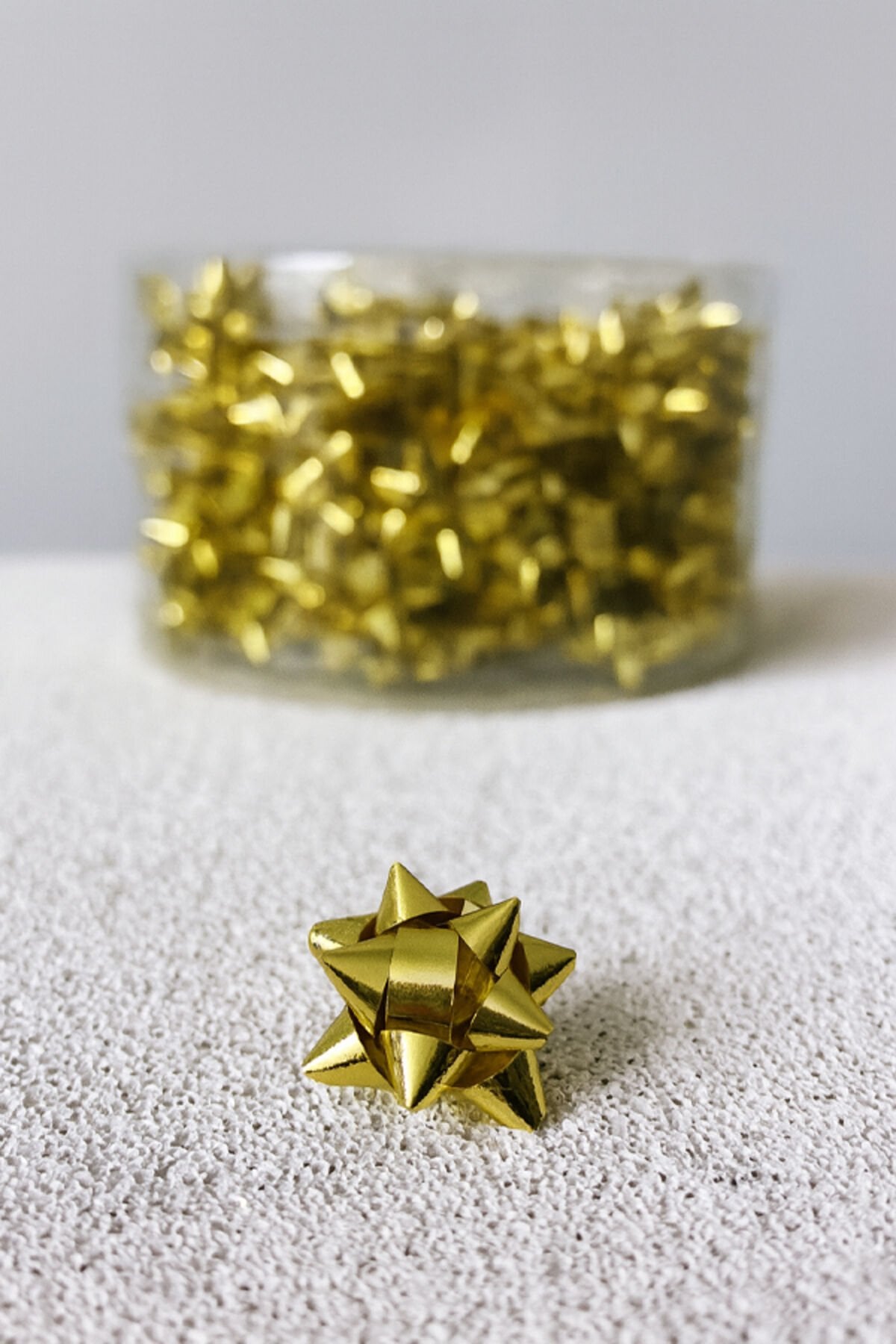 Mini Rafya Hediye Süsü Altın 2 cm – Hediye Paketleme, Dekorasyon ve Parti Süsü (100 Adet)