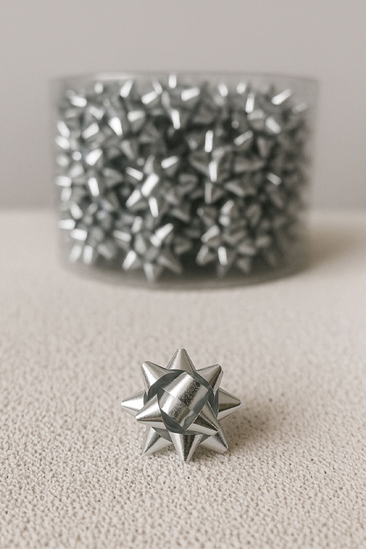 Mini Rafya Hediye Süsü Gümüş 2 cm – Hediye Paketleme, Dekorasyon ve Parti Süsü (100 Adet)