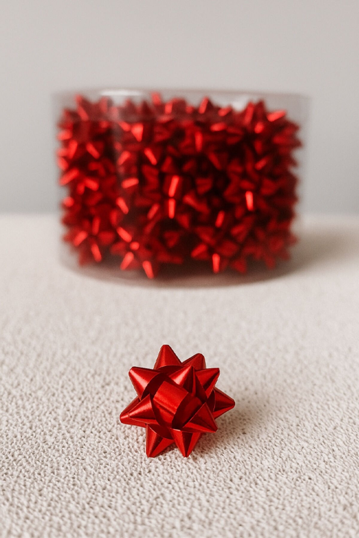 Mini Rafya Hediye Süsü Kırmızı 2 cm – Hediye Paketleme, Dekorasyon ve Parti Süsü (100 Adet)