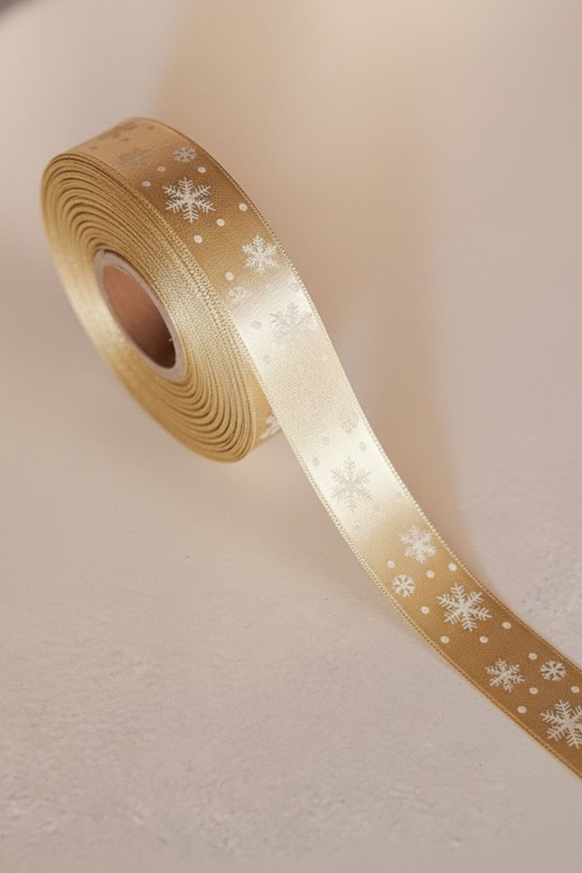 Altın / Beyaz Kar Tanesi Desenli Saten Kurdele 2,5cm x 20m – Hediye Paketleme Yeni Yıl Kurdelesi