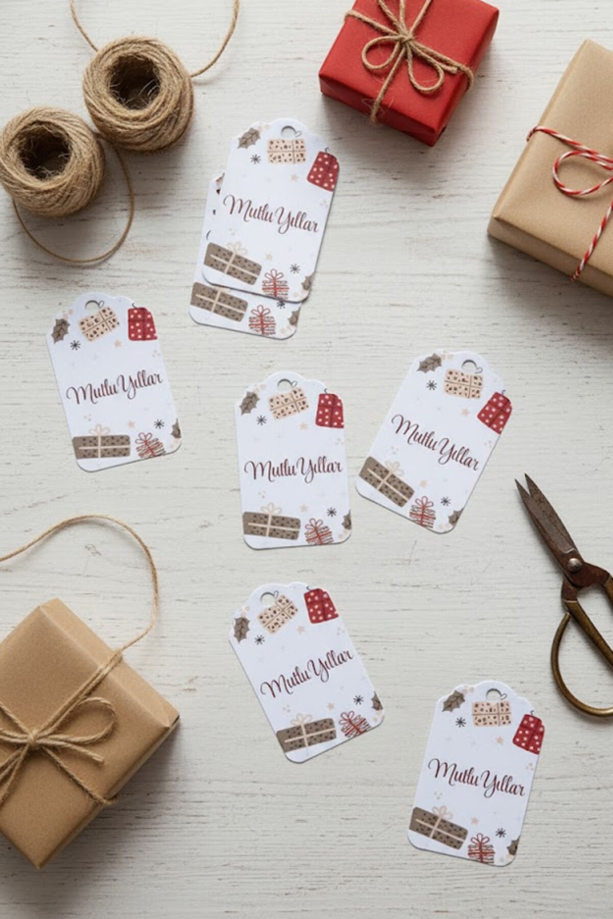Yılbaşı Hediye Etiketi 50 Adet – Mutlu Yıllar Tasarımlı Sallantı Kart – Hediye Paketleme Kartı