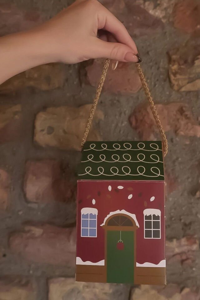 Yılbaşı Ev Kutu Çizgi Desen Çatı 1 Adet - 8.5x9.5x14 cm – Hediye Kutusu Karton Noel Evi Tasarım