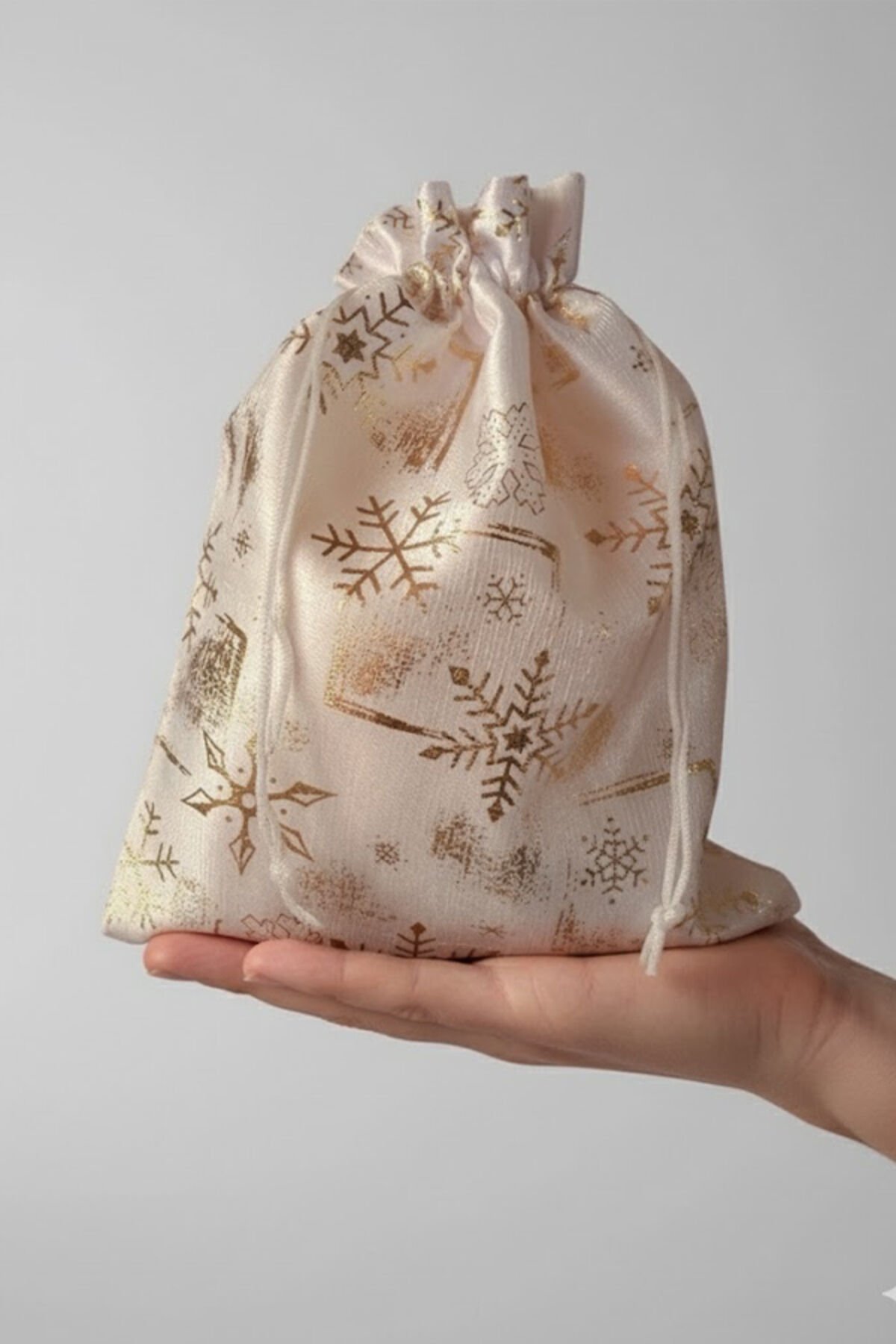 Büyük Boy Beyaz Altın Varaklı Kumaş Hediye Kesesi - 12 ADET - 17x23 cm – Yılbaşı Hediye Torbası, Beyaz Üzeri Altın Desenli
