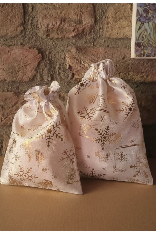 Küçük Boy Beyaz Altın Varaklı Kumaş Hediye Kesesi - 1 ADET - 13x18 cm – Yılbaşı Hediye Torbası Beyaz Üzeri Altın Desenli