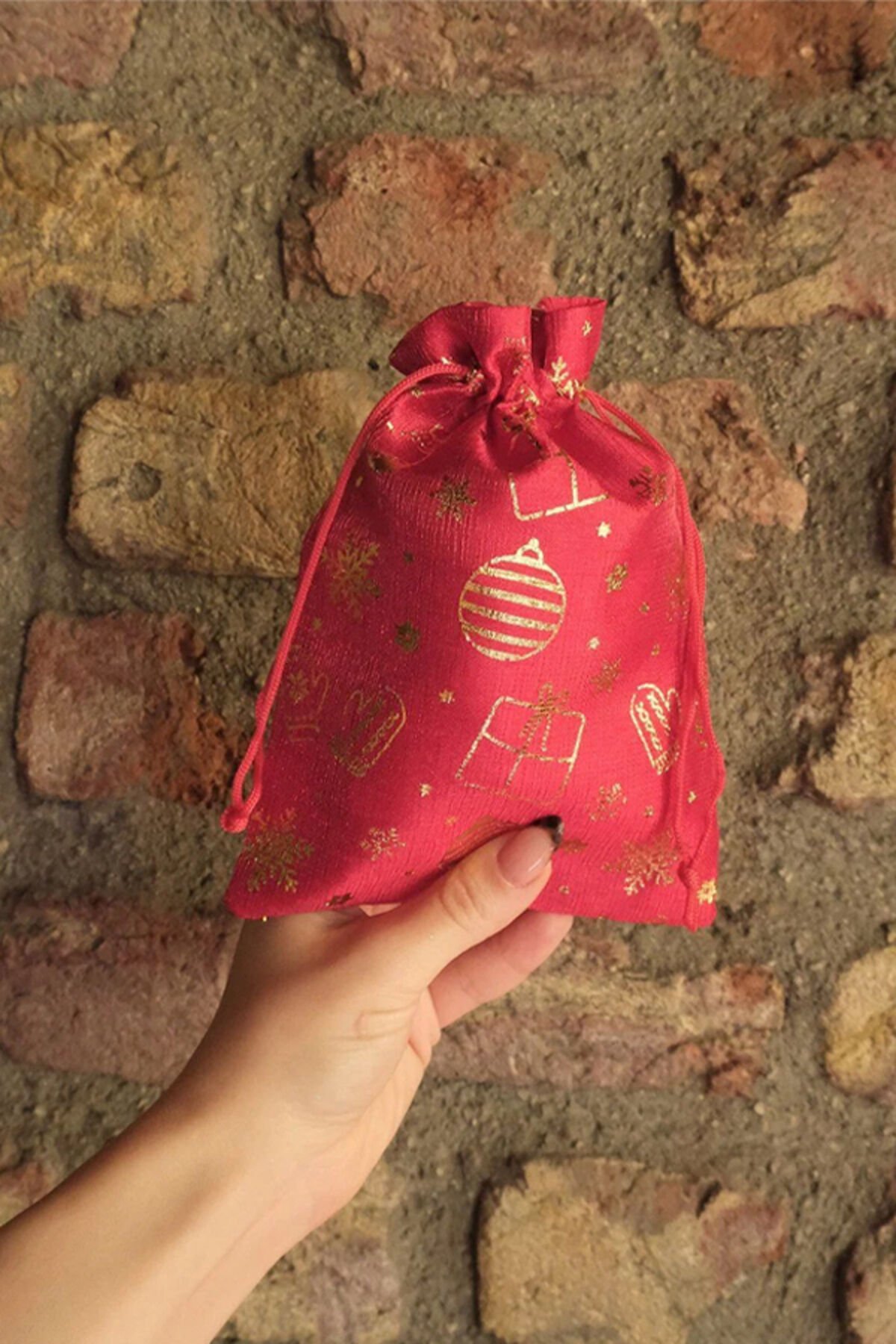 Küçük Boy Kırmızı Altın Varaklı Kumaş Hediye Kesesi - 1 ADET - 13x18 cm – Yılbaşı Hediye Torbası Kırmızı Üzeri Altın Desenli