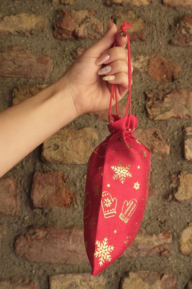 Küçük Boy Kırmızı Altın Varaklı Kumaş Hediye Kesesi - 12 ADET - 13x18 cm – Yılbaşı Hediye Torbası Kırmızı Üzeri Altın Desenli