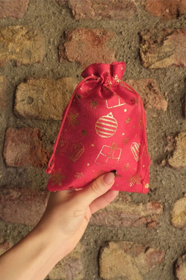 Küçük Boy Kırmızı Altın Varaklı Kumaş Hediye Kesesi - 12 ADET - 13x18 cm – Yılbaşı Hediye Torbası Kırmızı Üzeri Altın Desenli